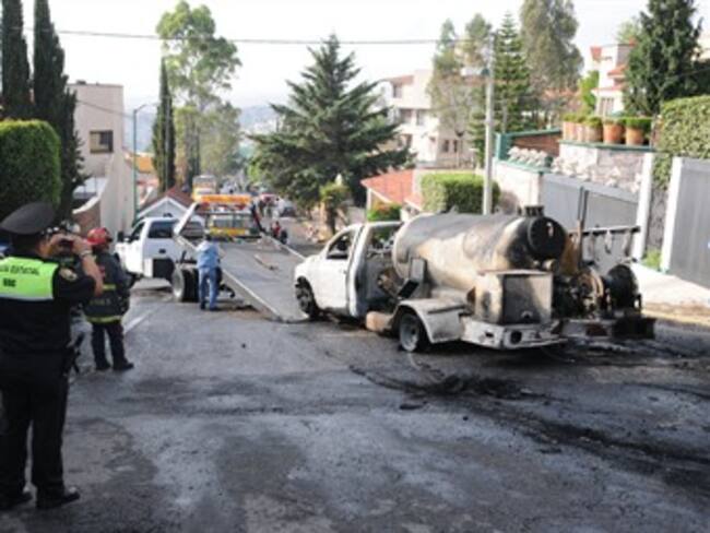 Provoca pipa de gas incendio en Naucalpan