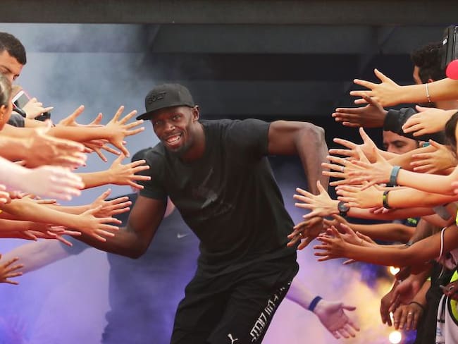 [VIDEO] Usain Bolt cava tumba de un amigo