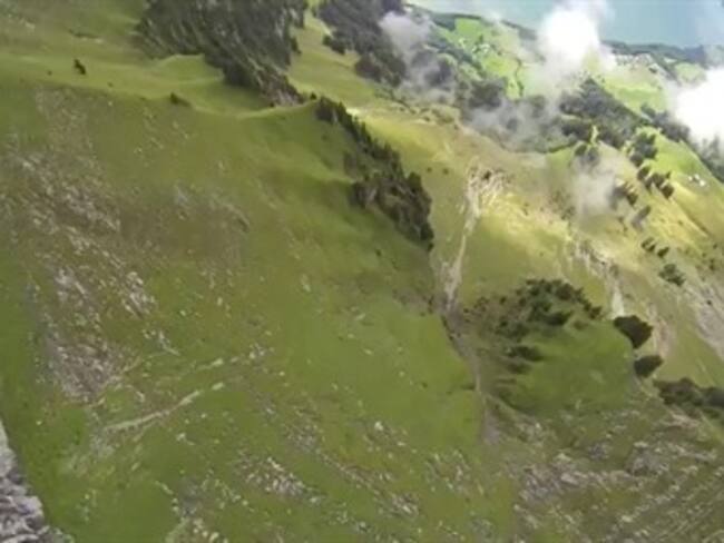 Paracaidista grabó su increíble descenso por los Alpes suizos