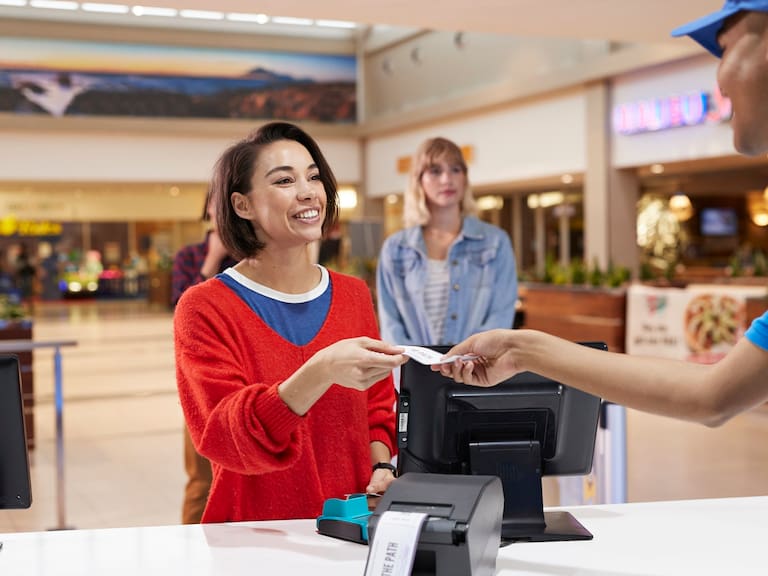 Tus entradas al cine pueden generarte un ahorro en Afore.