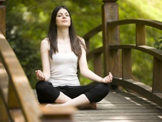 Hacer yoga ó practicarla.'Y tú qué plan con yoga' con Enrique Cervantes