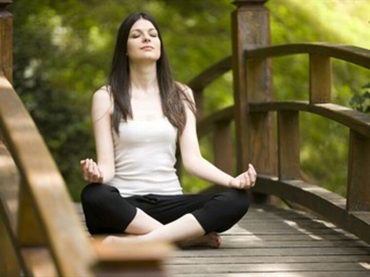 Hacer yoga ó practicarla.'Y tú qué plan con yoga' con Enrique Cervantes