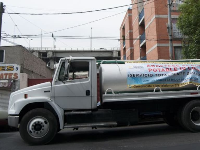 Pagan hasta 3 mil pesos por pipa de agua en Azcapotzalco