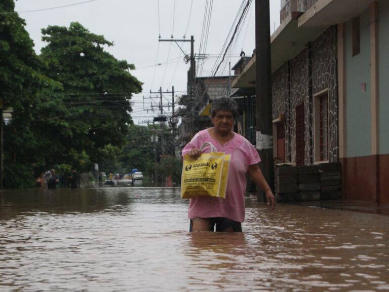 Inundaciones, deslizamientos y la muerte de una persona en Oaxaca son provocados por el paso de la tormenta tropical "Nadine" en la entidad