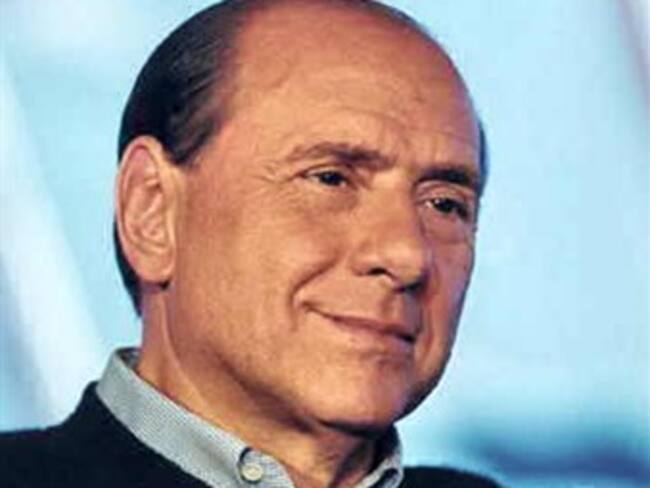 Detienen a paparazzis frente a mansión de Berlusconi