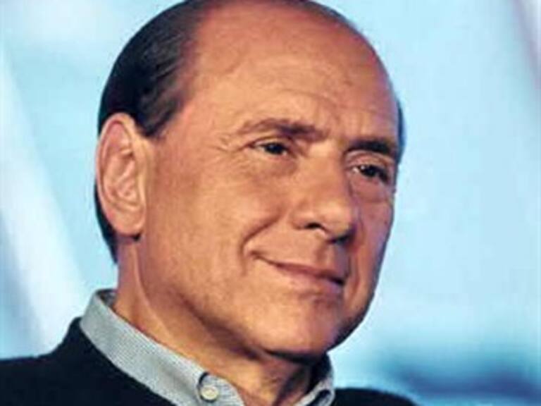 Detienen a paparazzis frente a mansión de Berlusconi