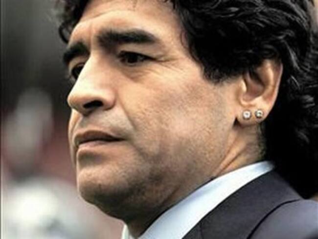 Hackean sitio de la AFA y suben foto de Maradona con camiseta de Brasil