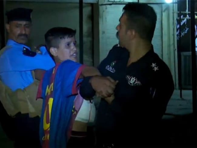 Niño iraquí es detenido por esconder explosivos bajo una playera de Messi
