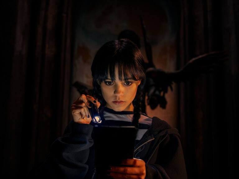 Niña de Puerto Rico hace fiesta de "Merlina" con todos vestidos de negro