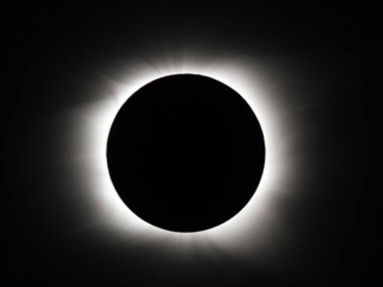 Disfrutan miles eclipse de sol en Australia