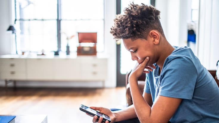 Emiratos Árabes se integra a la ola internacional que restringe las redes sociales en adolescentes