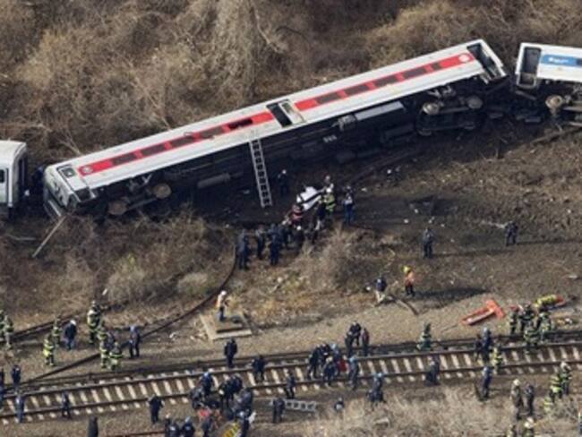Revisan 'caja negra' del tren descarrilado en el Bronx
