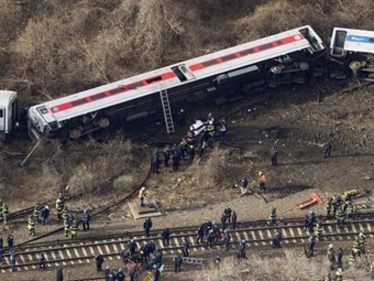 Revisan 'caja negra' del tren descarrilado en el Bronx