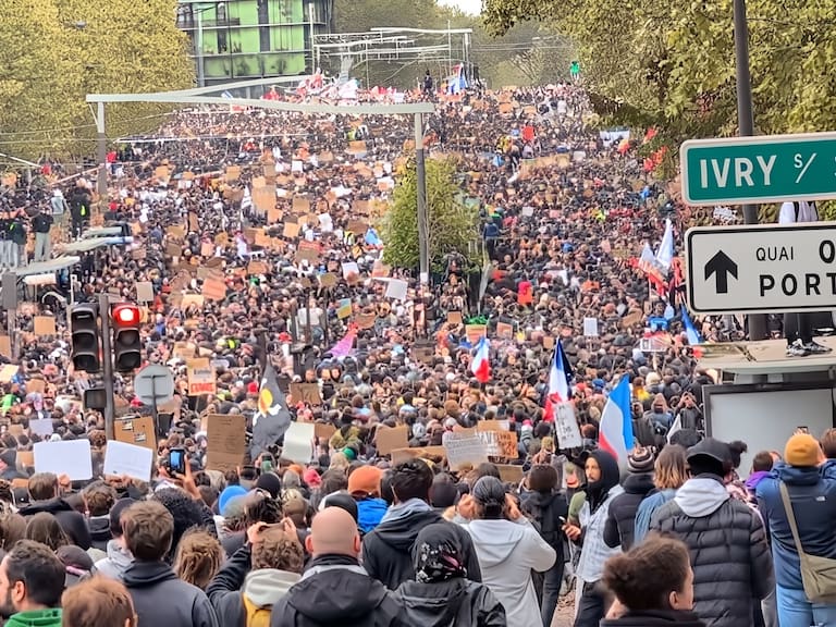 La marcha de París reunió a unas 110.000 personas y fue la movilización más numerosa de una jornada nacional de protestas que congregó a 410.000 manifestantes en toda Francia.