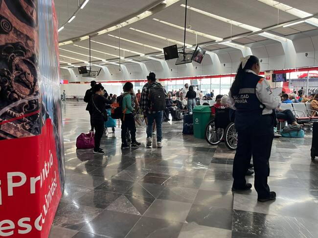 Bloqueo en la México-Puebla deja a usuarios de la Tapo sin salida de autobuses