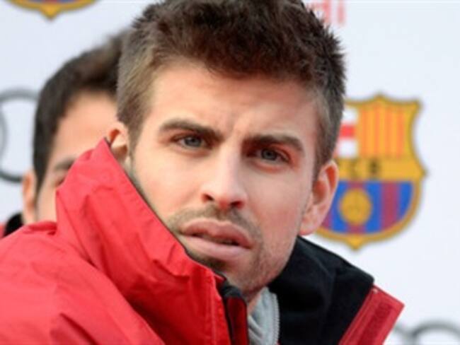 Acapara Piqué atención de la prensa tras quejarse de viajar en autobús