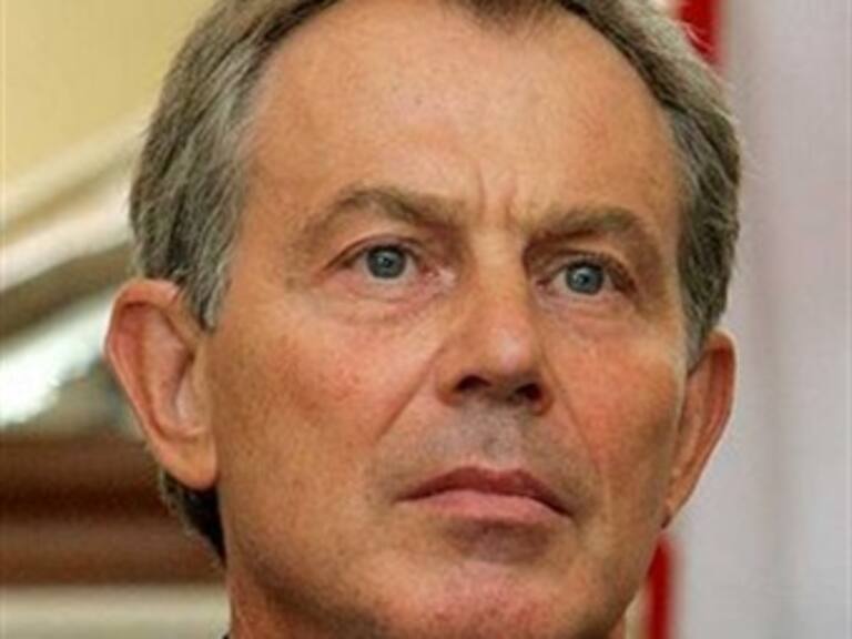 Arrojan zapatos y huevos a Tony Blair en Dublín