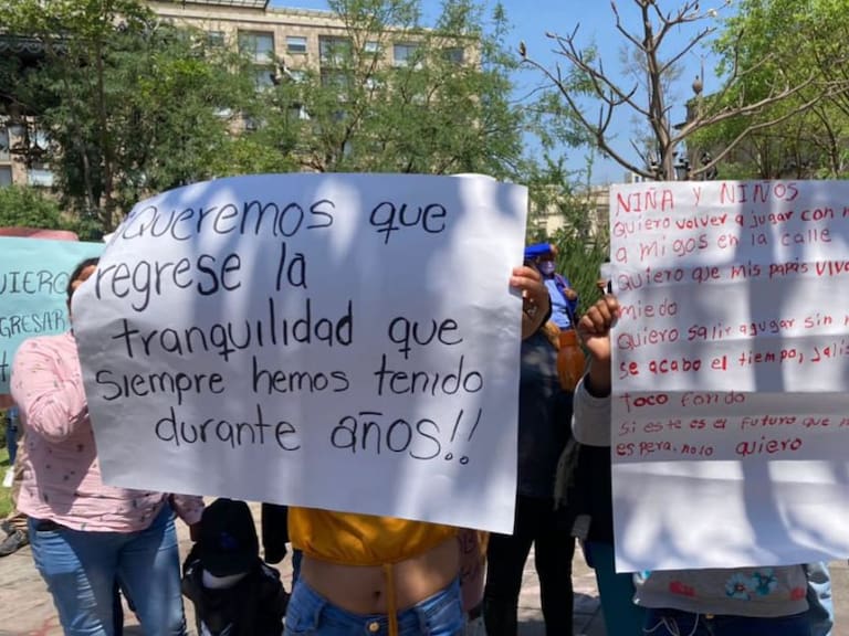 Desplazados de Teocaltiche se manifiestan en Palacio de Gobierno