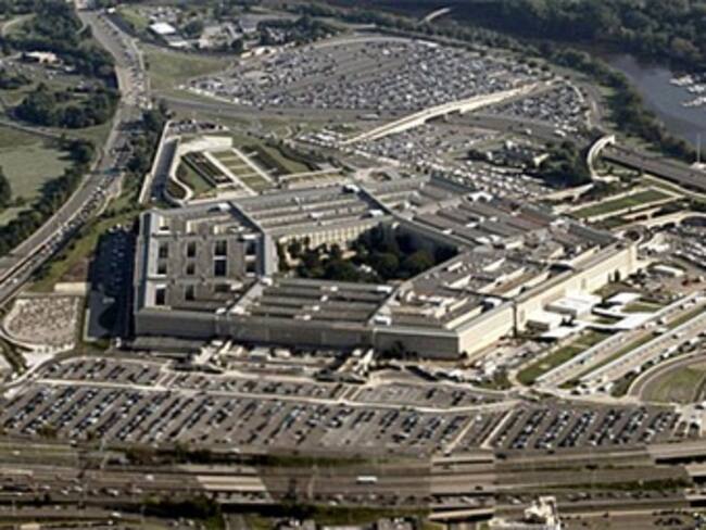 Evacúan centros comerciales cerca del Pentágono por amenaza de bomba