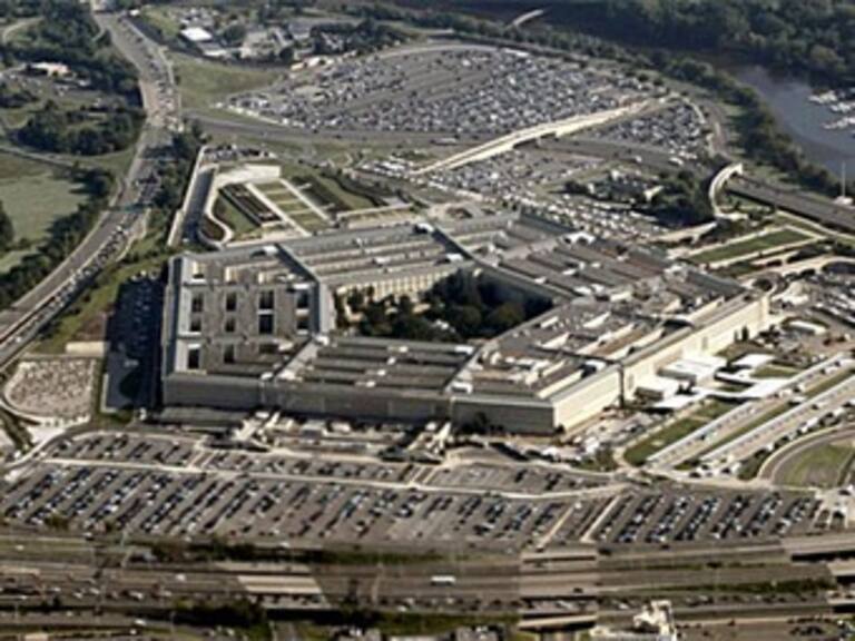 Evacúan centros comerciales cerca del Pentágono por amenaza de bomba