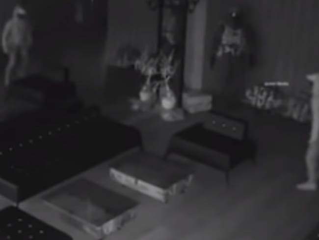 ¿Quién anda ahí? Ladrón sale corriendo al asustarse con su propio reflejo