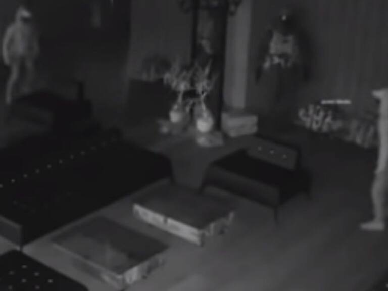 ¿Quién anda ahí? Ladrón sale corriendo al asustarse con su propio reflejo