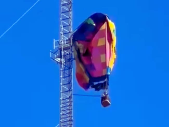 Accidente de globo en Texas: bomberos escalan torre de 275 metros para rescatar a dos tripulantes