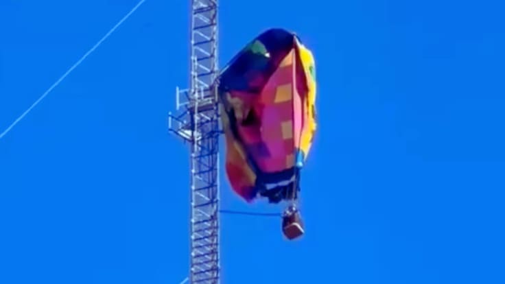 Accidente de globo en Texas: bomberos escalan torre de 275 metros para rescatar a dos tripulantes