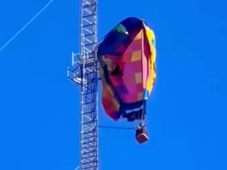 Un accidente de globo en Texas obliga a bomberos a escalar torre de 275 metros. X