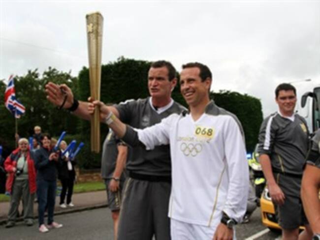 Portan cinco mexicanos antorcha olímpica ante júbilo inglés