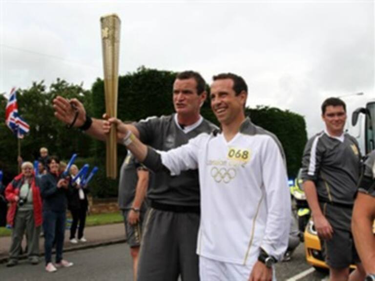 Portan cinco mexicanos antorcha olímpica ante júbilo inglés