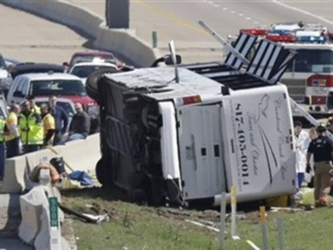 Choca autobús mexicano en carretera de Texas y deja 13 heridos