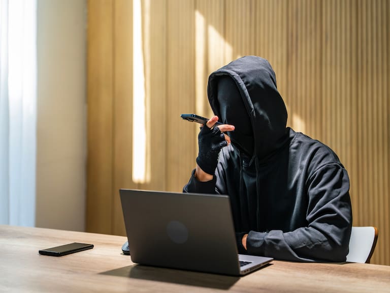 Todo comenzó tras publicar carteles de búsqueda para sus mascotas, y terminaron enfrentando una estafa digital