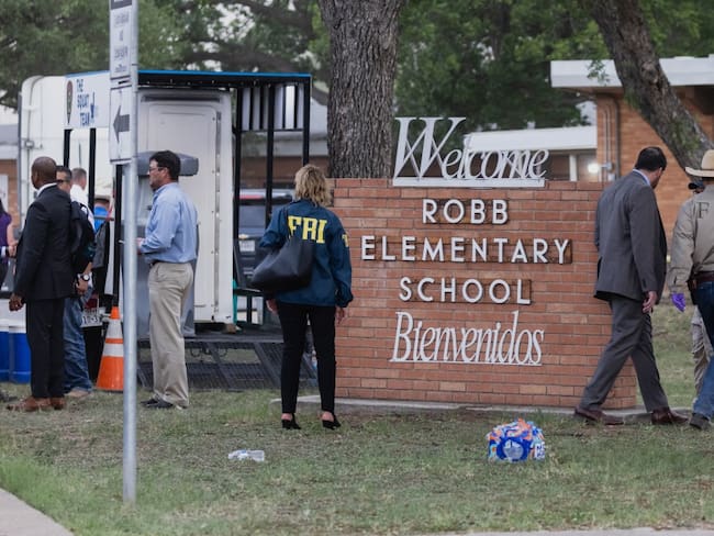 Aumentan a 21 las víctimas del tiroteo en primaria de Texas; 18 son niños