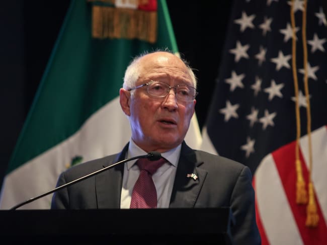 Niega Ken Salazar que armas decomisadas en México sean del Ejército de EU