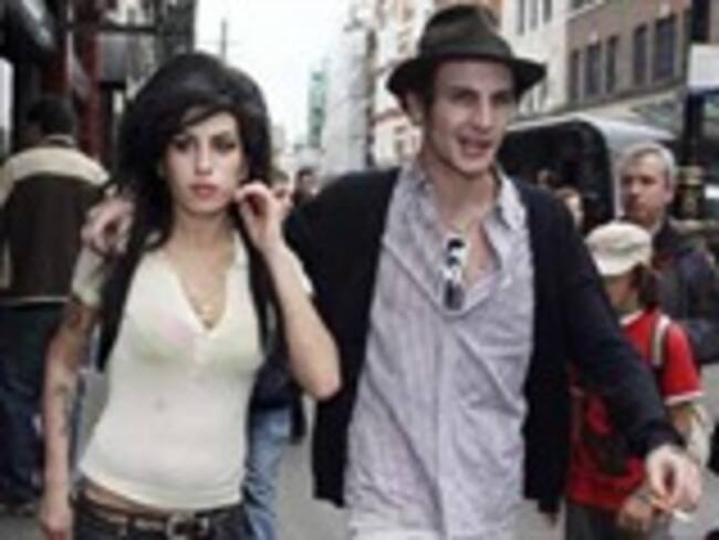 Pide divorcio marido de Amy Winehouse