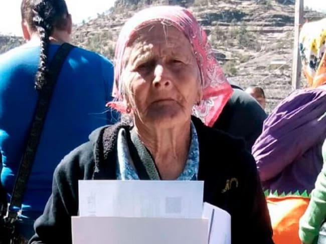 Mujer tarahumara de 81 años termina la primaria y quiere seguir estudiando