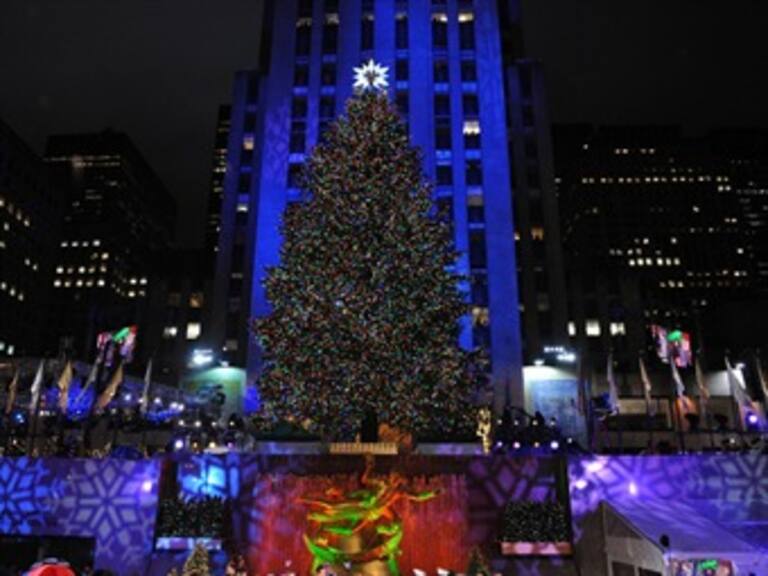 Alzan tradicional árbol de Navidad en el Rockefeller Center