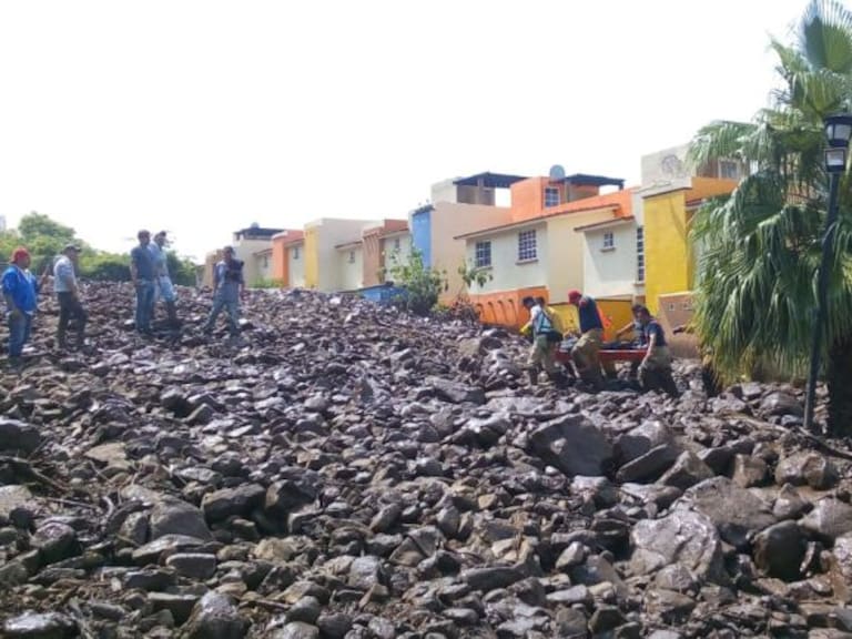 Alud sepulta 25 viviendas en Jocotepec, Jalisco