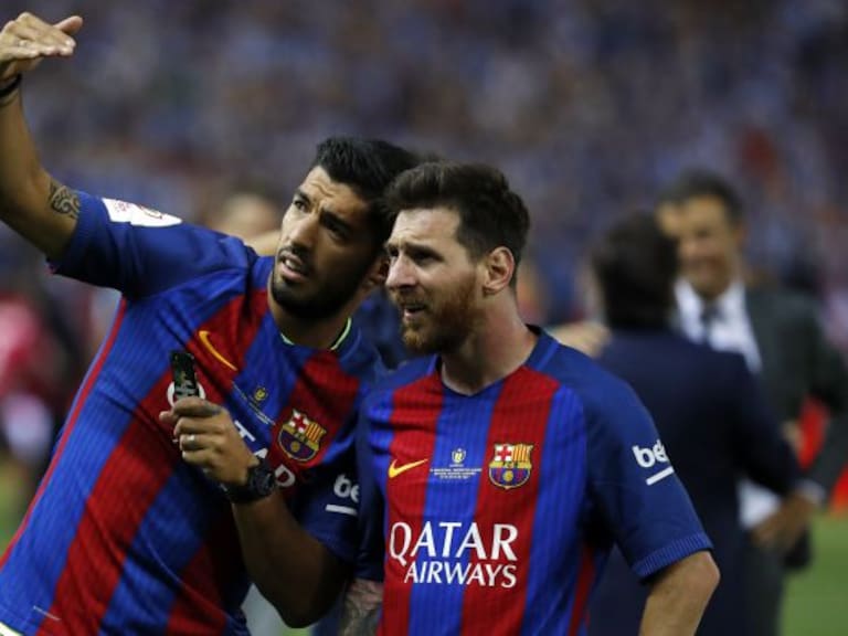 Lionel Messi y Luis Suárez se divierten con un balón en la piscina