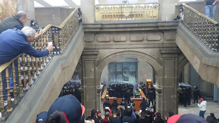 Detienen a nueve hombres por causar destrozos en Edificio de Gobierno de CDMX, tras concluir marcha del 8M