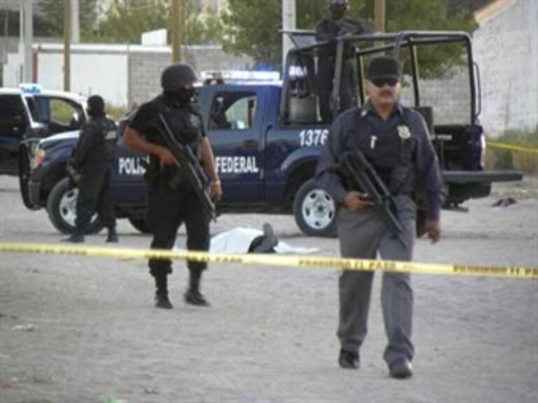 Ejecutan a dos policías municipales de Michoacán