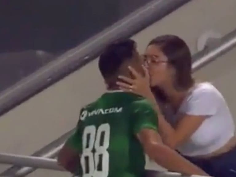 Futbolista mete gol y lo anulan por festejar con su novia