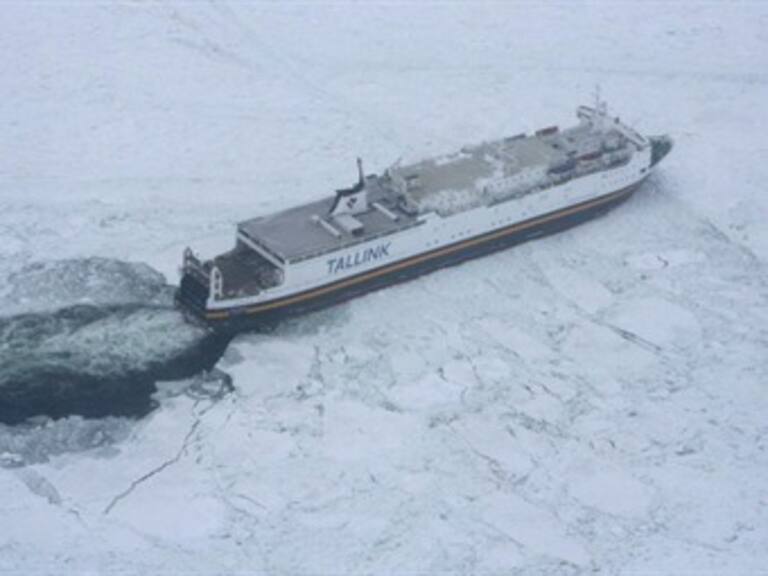 Inicia rescate de buque atrapado por hielo en oriente ruso