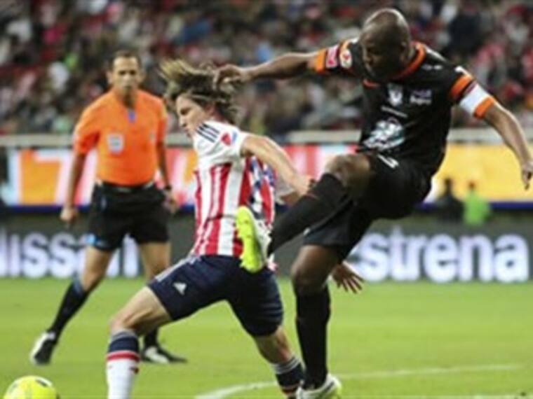 Suspenden a Carlos Fierro un partido tras fingir penalti