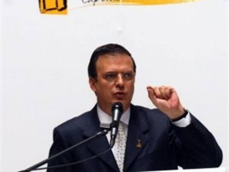 Ebrard le responde a Calderón