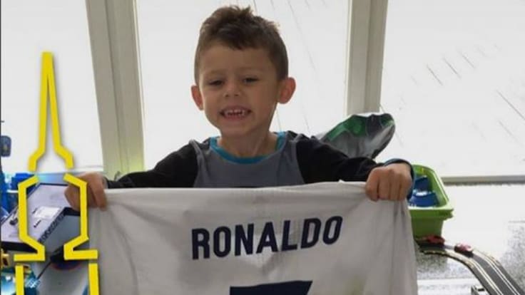 Cristiano Ronaldo hace feliz al hijo de un jugador del Borussia Dortmund