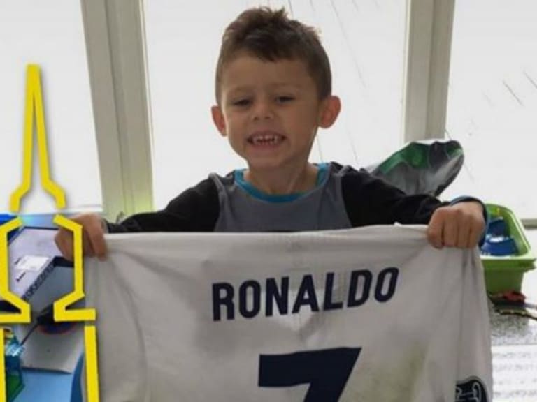 Cristiano Ronaldo hace feliz al hijo de un jugador del Borussia Dortmund