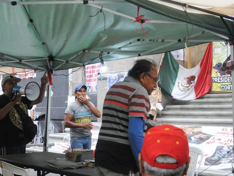 Anima AMLO a manifestantes del plantón contra Suprema Corte