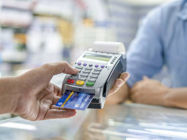Prohibido el cobro de “comisión” por pagos con tarjetas bancarias
